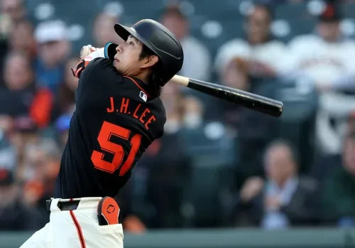 Jung-Hoo Lee Signed San Francisco Giants Jersey (Beckett) Rookie Center Fielder